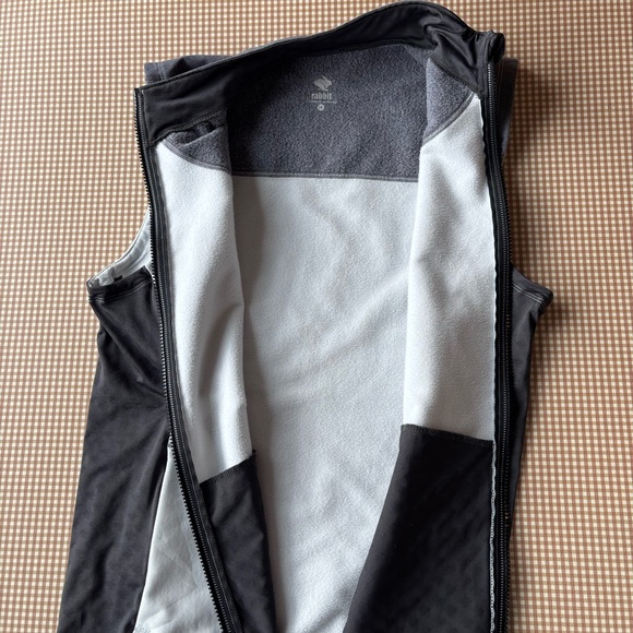 Rabbit Mens Vest LARGE White Black Gray Full Zip Running outerwear sporty - Picture 13 of 14